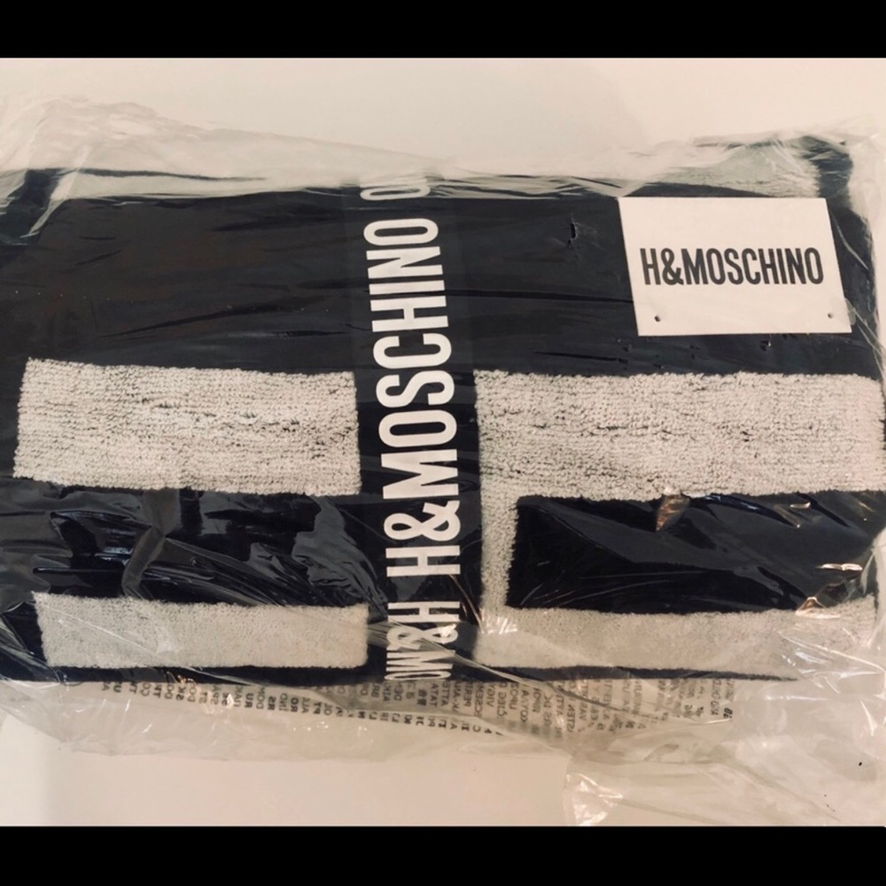 Online Exclusive H&Moschino black and white Beach towel - Picture 7 of 10
